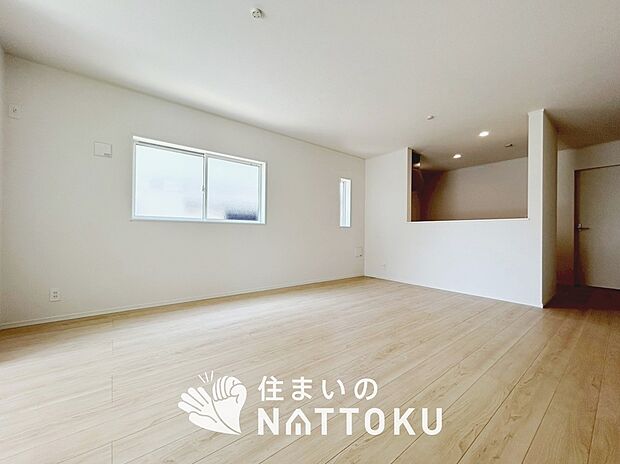 現地写真(リビング)
フローリング材には、木目、色調など木材特有の風合いがあり、ナチュラルな美しさになっています。