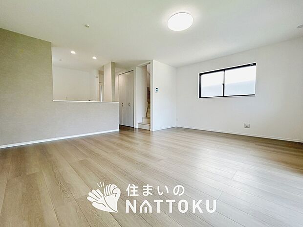 現地写真(リビング)
フローリング材には、木目、色調など木材特有の風合いがあり、ナチュラルな美しさになっています。