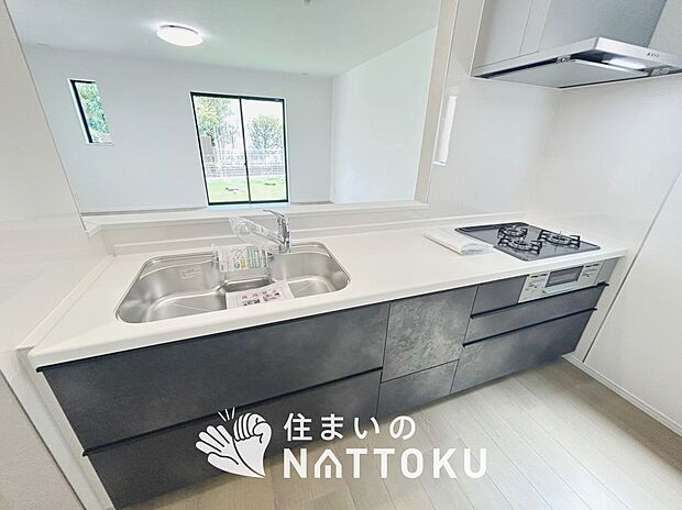 現地写真(キッチン)
収納たっぷりのシステムキッチン、浄水器付水栓を標準装備しています。