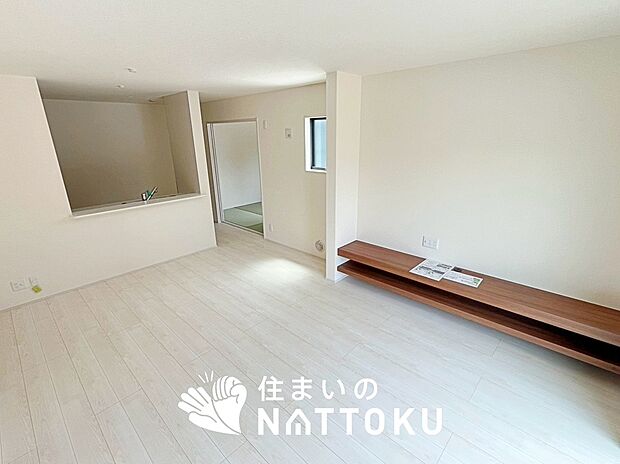 現地写真(リビング)
フローリング材には、木目、色調など木材特有の風合いがあり、ナチュラルな美しさになっています。