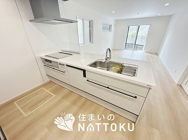 現地写真（キッチン）
収納たっぷりのシステムキッチン、浄水器付水栓を標準装備しています。