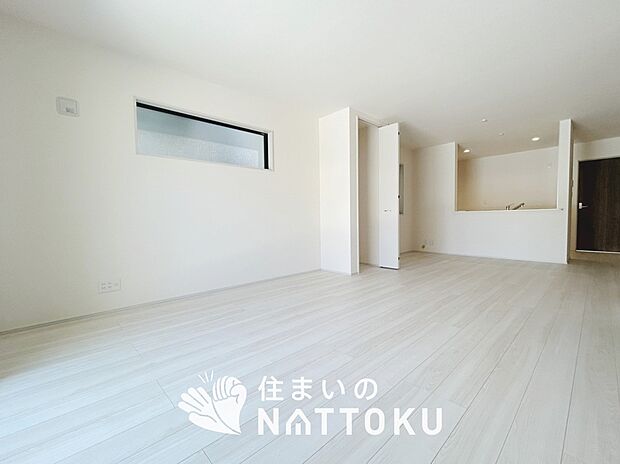 現地写真（リビング）
フローリング材には、木目、色調など木材特有の風合いがあり、ナチュラルな美しさになっています。