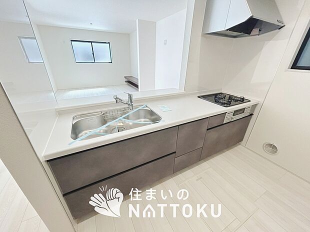 現地写真(キッチン)
収納たっぷりのシステムキッチン、浄水器付水栓を標準装備しています。