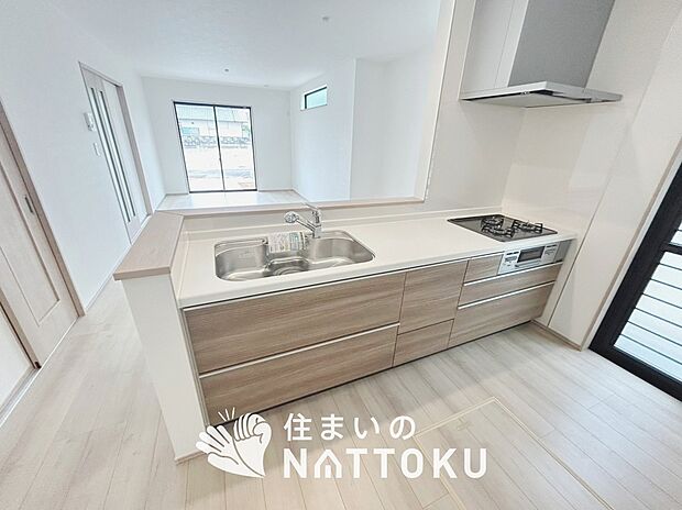 現地写真(キッチン)
収納たっぷりのシステムキッチン、浄水器付水栓を標準装備しています。