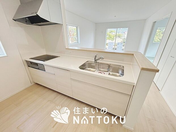 現地写真（キッチン）
収納たっぷりのシステムキッチン、浄水器付水栓を標準装備しています。