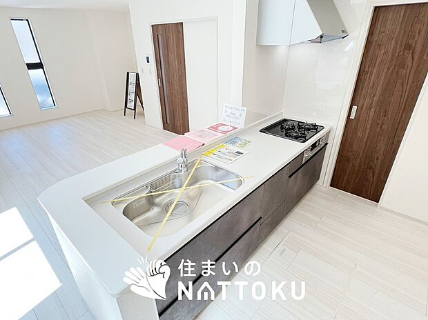 現地写真(キッチン)
収納たっぷりのシステムキッチン、浄水器付水栓を標準装備しています。
