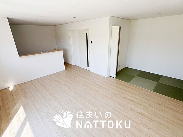 現地写真(リビング)
フローリング材には、木目、色調など木材特有の風合いがあり、ナチュラルな美しさになっています。
