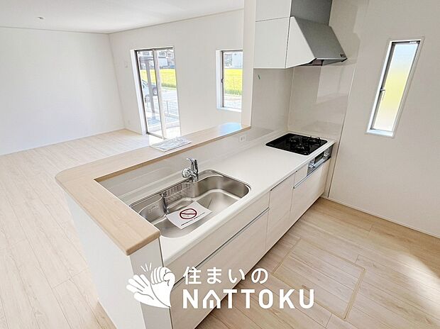現地写真(キッチン)
収納たっぷりのシステムキッチン、浄水器付水栓を標準装備しています。