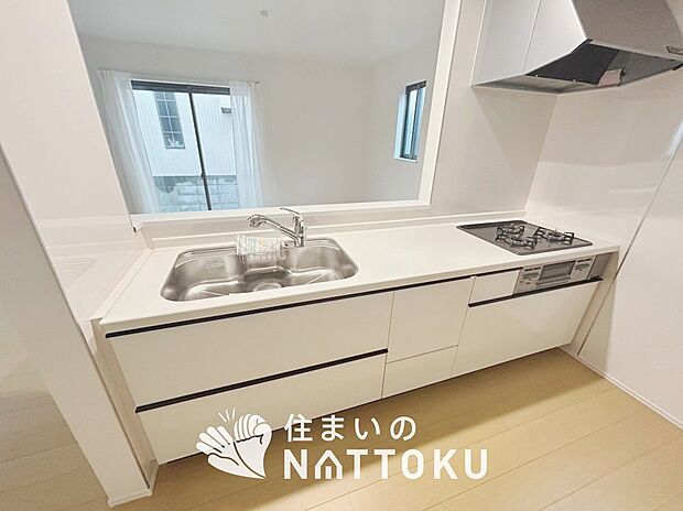 現地写真(キッチン)
収納たっぷりのシステムキッチン、浄水器付水栓を標準装備しています。