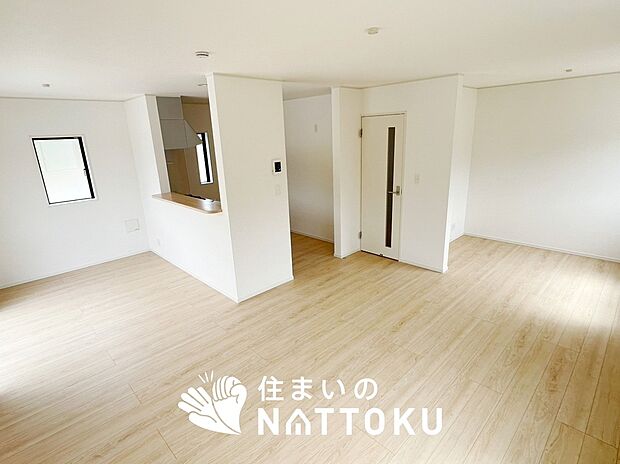 現地写真(リビング)
フローリング材には、木目、色調など木材特有の風合いがあり、ナチュラルな美しさになっています。