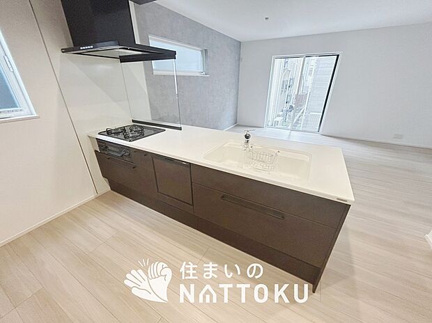 現地写真(キッチン)
収納たっぷりのシステムキッチン、浄水器付水栓を標準装備しています。