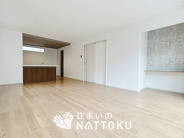 現地写真(リビング)
フローリング材には、木目、色調など木材特有の風合いがあり、ナチュラルな美しさになっています。