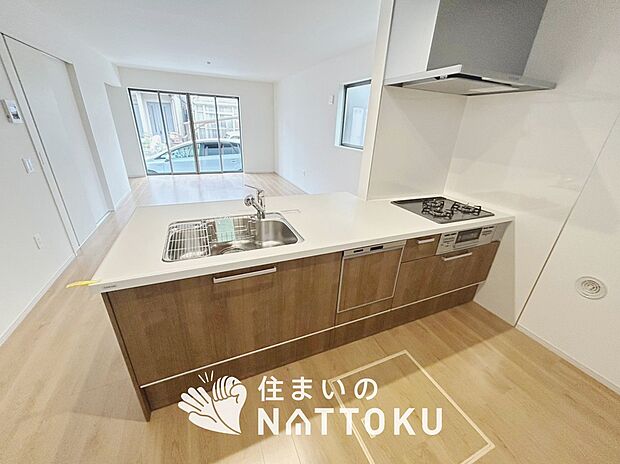 現地写真(キッチン)
収納たっぷりのシステムキッチン、浄水器付水栓を標準装備しています。