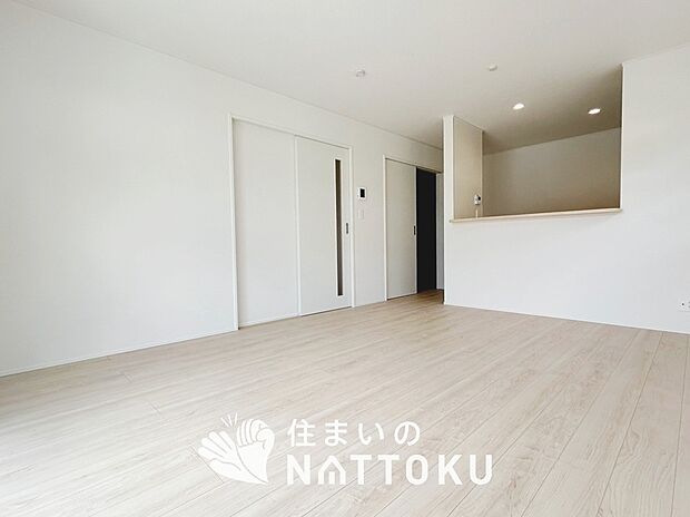 現地写真（リビング）
フローリング材には、木目、色調など木材特有の風合いがあり、ナチュラルな美しさになっています。