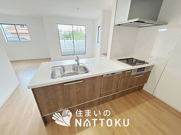 現地写真(キッチン)
収納たっぷりのシステムキッチン、浄水器付水栓を標準装備しています。