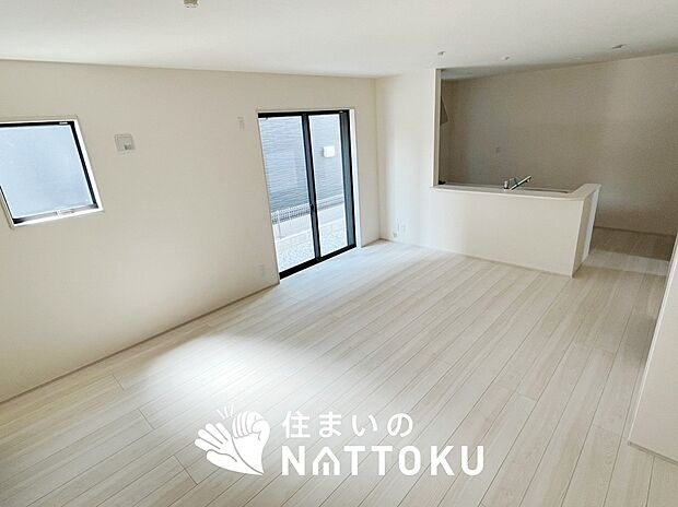 現地写真（リビング）
フローリング材には、木目、色調など木材特有の風合いがあり、ナチュラルな美しさになっています。
