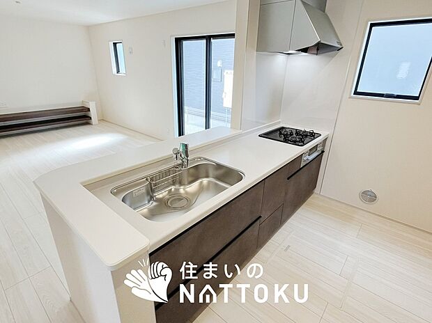 現地写真（キッチン）
収納たっぷりのシステムキッチン、浄水器付水栓を標準装備しています。