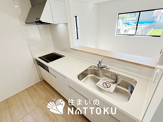 現地写真（キッチン）
収納たっぷりのシステムキッチン、浄水器付水栓を標準装備しています。