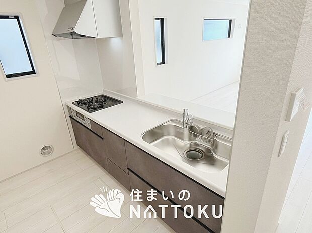現地写真(キッチン)
収納たっぷりのシステムキッチン、浄水器付水栓を標準装備しています。
