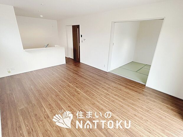 現地写真（リビング）
フローリング材には、木目、色調など木材特有の風合いがあり、ナチュラルな美しさになっています。