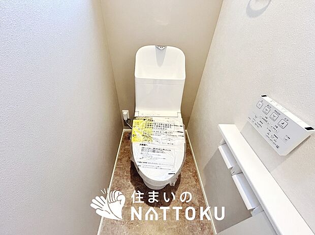 【トイレ】汚れてもサッとひと拭きでお手入れ簡単、エコ仕様の温水洗浄便座付きのトイレです。
バリアフリーにも配慮しています。