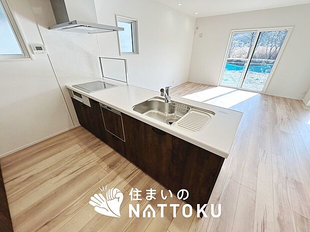 【現地写真(キッチン)】収納たっぷりのシステムキッチン、浄水器付水栓を標準装備しています。