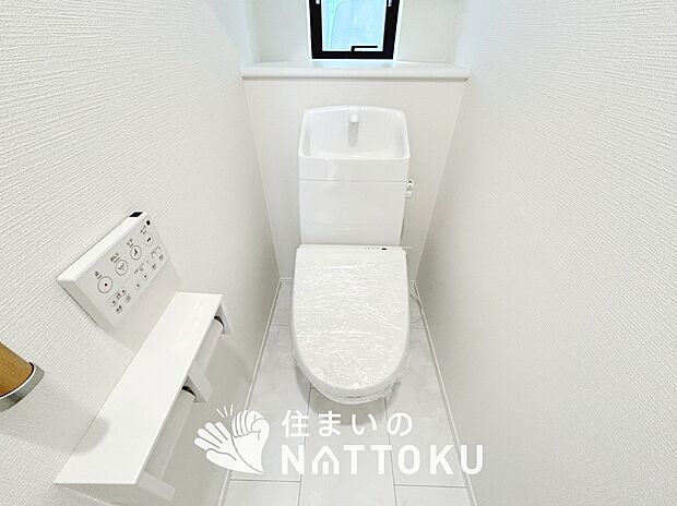 【トイレ】汚れてもサッとひと拭きでお手入れ簡単、エコ仕様の温水洗浄便座付きのトイレです。
バリアフリーにも配慮しています。