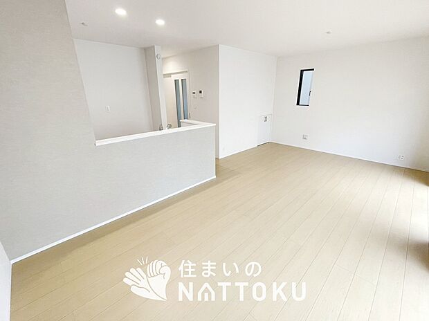 【現地写真(リビング)】フローリング材には、木目、色調など木材特有の風合いがあり、ナチュラルな美しさになっています。