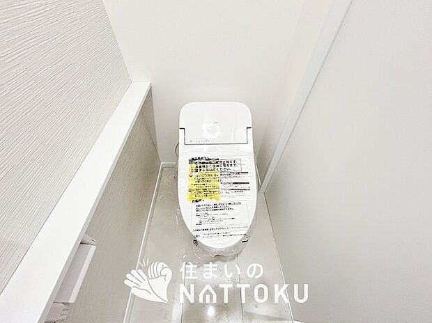 【トイレ】汚れてもサッとひと拭きでお手入れ簡単、エコ仕様の温水洗浄便座付きのトイレです。
バリアフリーにも配慮しています。