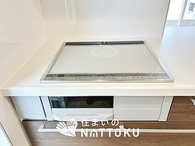 【ビルトインコンロ】フラットな構造で清掃性が高く、過熱防止センサー付3口タイプで日頃の家事も快適です。