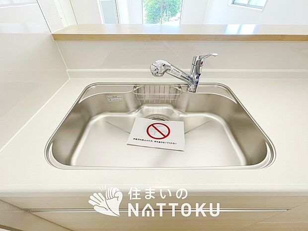 【浄水器内臓ハンドシャワー付シンク】広々とした凸型シンクに洗剤ポケットを標準装備。すっきり収納できます。
また、蛇口の先端に浄水器を内蔵しているため場所をとりません。