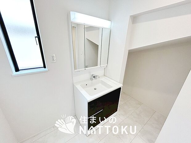 【洗面台・洗面所】鏡の両サイドは、必要なものを取出しやすく、大きな鏡面で朝の準備も快適。
使いやすいリフトアップ機能付きのシングルレバーシャワー水栓付です。