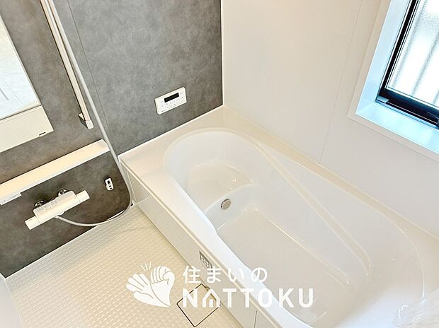 【現地写真(浴室)】浴室暖房乾燥機付き。1坪タイプで広々です。