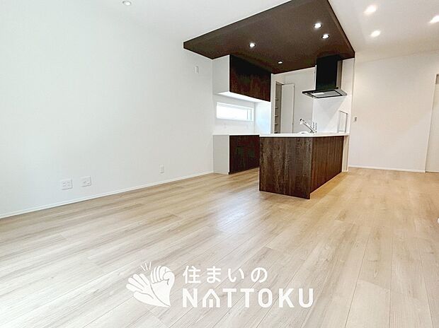 【現地写真(リビング)】フローリング材には、木目、色調など木材特有の風合いがあり、ナチュラルな美しさになっています。