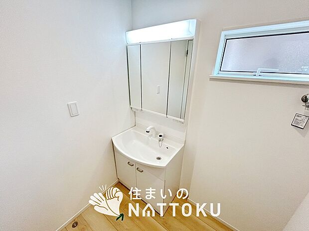 【洗面台・洗面所】鏡の両サイドは、必要なものを取出しやすく、大きな鏡面で朝の準備も快適。
使いやすいリフトアップ機能付きのシングルレバーシャワー水栓付です。