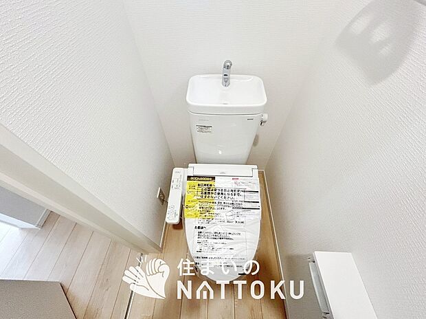 【トイレ】汚れてもサッとひと拭きでお手入れ簡単、エコ仕様の温水洗浄便座付きのトイレです。
バリアフリーにも配慮しています。