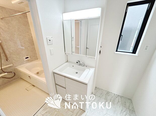 【洗面台・洗面所】鏡の両サイドは、必要なものを取出しやすく、大きな鏡面で朝の準備も快適。
使いやすいリフトアップ機能付きのシングルレバーシャワー水栓付です。