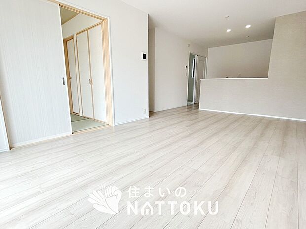 【現地写真(リビング)】フローリング材には、木目、色調など木材特有の風合いがあり、ナチュラルな美しさになっています。