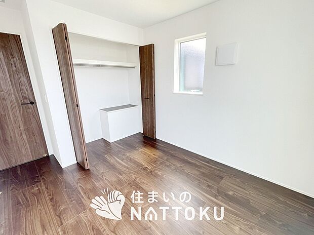 【現地写真(洋室)】木目の美しさを際立たせるシンプルデザインの建具を使用しています。