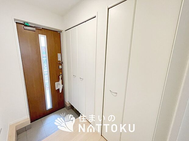 【現地写真(玄関)】玄関には、大型のシューズ収納を設置しています。