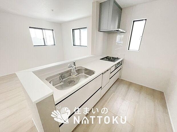 【現地写真(キッチン)】収納たっぷりのシステムキッチン、浄水器付水栓を標準装備しています。