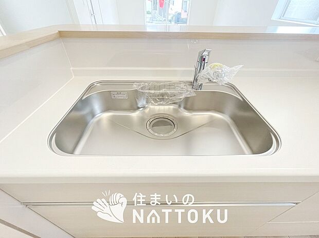 【浄水器内臓ハンドシャワー付シンク】広々とした凸型シンクに洗剤ポケットを標準装備。すっきり収納できます。
また、蛇口の先端に浄水器を内蔵しているため場所をとりません。