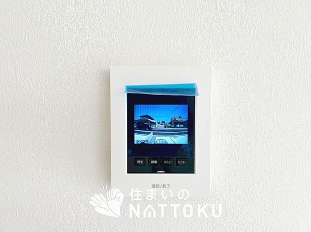 【TVモニター付インターホン】来訪者を画像と音声で確認できる、防犯性に優れた安心のシステム。
スッキリしたデザインで、誰でも簡単に操作できます。