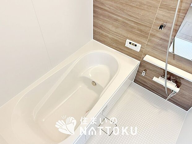 【現地写真(浴室)】浴室暖房乾燥機付き。1坪タイプで広々です。