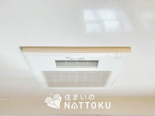 【浴室換気乾燥暖房機】寒い冬場はあたたかく、暑い夏場は扇風機のような心地よさです。
雨の日は、浴室が衣類乾燥スペースになります。