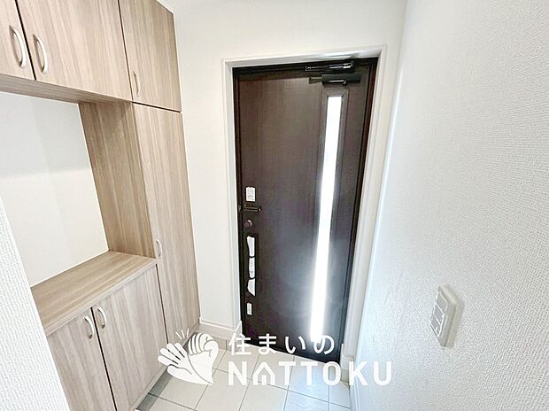 【現地写真(玄関)】玄関には、大型のシューズ収納を設置しています。