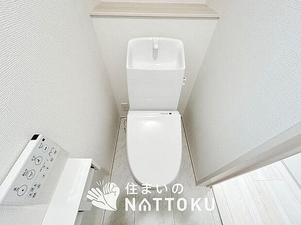 【トイレ】汚れてもサッとひと拭きでお手入れ簡単、エコ仕様の温水洗浄便座付きのトイレです。
バリアフリーにも配慮しています。