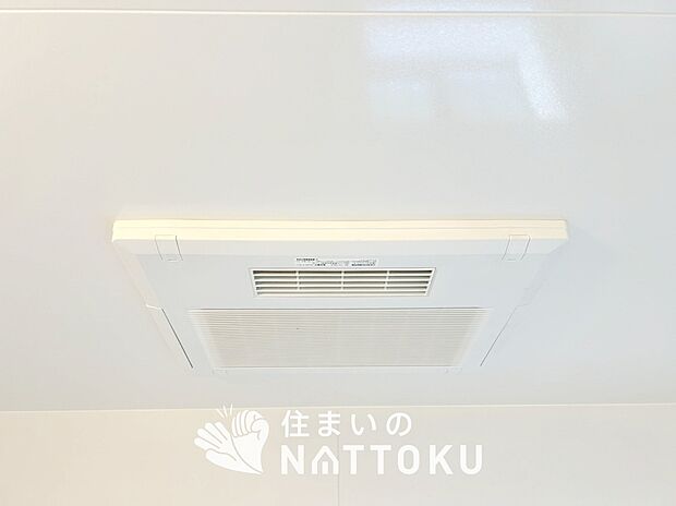 【浴室換気乾燥暖房機】寒い冬場はあたたかく、暑い夏場は扇風機のような心地よさです。
雨の日は、浴室が衣類乾燥スペースになります。