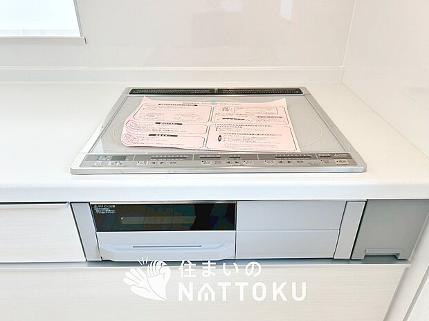 【ビルトインコンロ】フラットな構造で清掃性が高く、過熱防止センサー付3口タイプで日頃の家事も快適です。