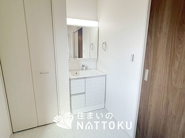 【洗面台・洗面所】鏡の両サイドは、必要なものを取出しやすく、大きな鏡面で朝の準備も快適。
使いやすいリフトアップ機能付きのシングルレバーシャワー水栓付です。